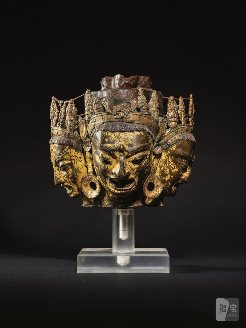 西藏 十五/十六世紀 鎏金銅錘揲三面觀音首 | FRAGMENT DE TÊTE D'AVALOKITESHVARA À TROIS VISAGES EN CUIVRE REPOUSSÉ ET DORÉ - 图8